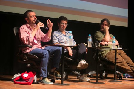 Leandro Sarmatz, entre Leopoldo Brizuela e Damián Tabarovsky, medeia a mesa "Mano a Mano", da FlipMais, nesta quinta-feira (31)
