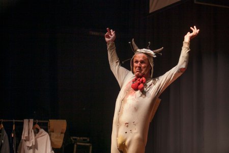 Tim Crouch em encenação de "Eu, Malvolio", baseada em texto de Shakespeare, na FlipMais deste sábado (2) / Foto: André Conti